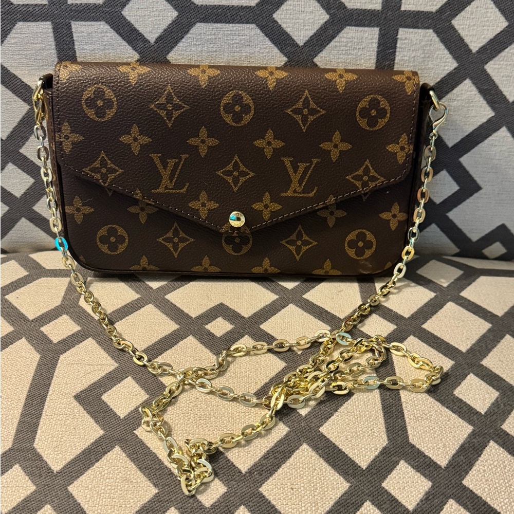 Louis Vuitton Multi Pochette in Black